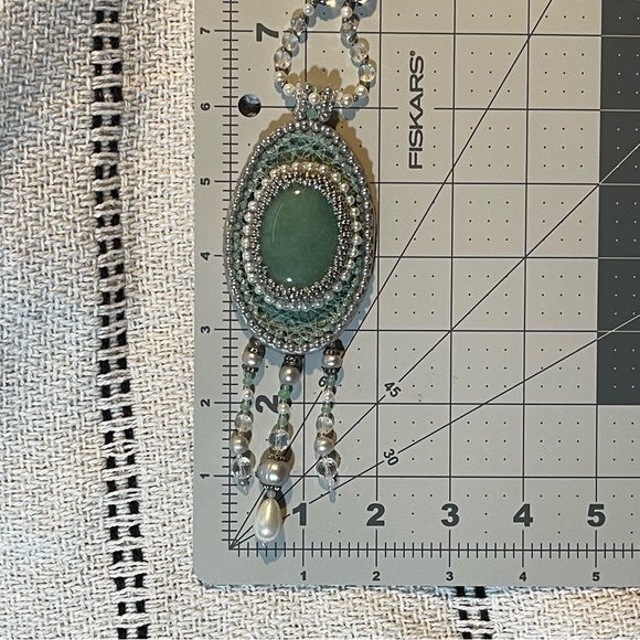 Beautiful Jadeite Semi-Precious Gemstones Large Pendant 20" Necklace - Picture 14 of 15